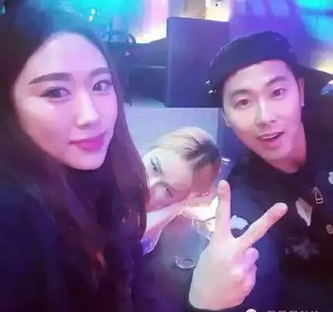 郑允浩参加妹妹婚礼落泪 昌珉贴心擦泪水