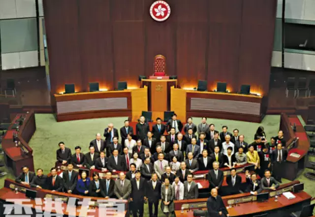 在香港当立法会议员能拿多少月薪？