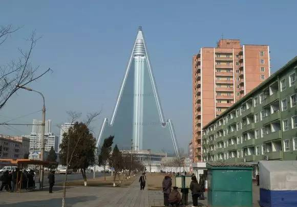 游客探寻世界第一烂尾楼——朝鲜平壤柳京饭店