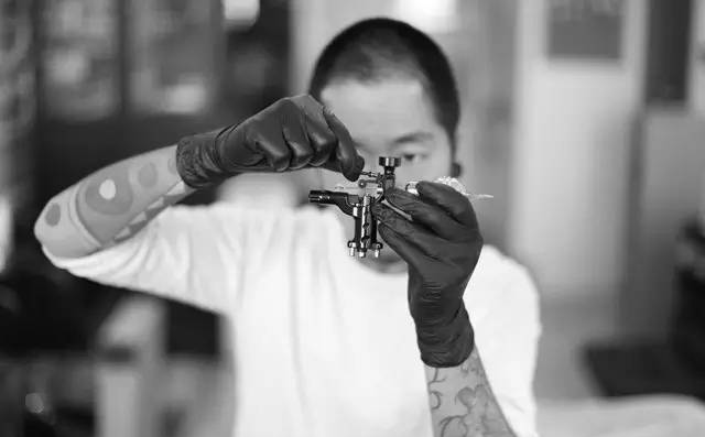 九吉，中国第一代纹身师，亚洲人体悬挂第一人...