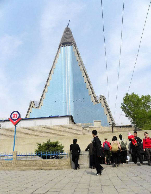 游客探寻世界第一烂尾楼——朝鲜平壤柳京饭店