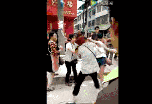 网友实拍！广西街头原配暴打小三，场面太狗血太激烈！