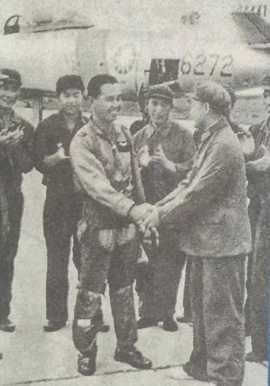 54年前，一位国军飞行员驾机起义：林彪奖黄金2500两
