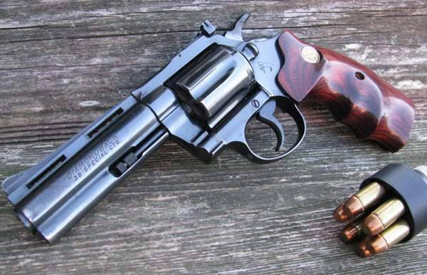 柯尔特公司七大左轮手枪，全部以蛇命名，有的要价4000美金以上