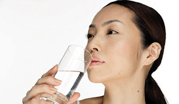喝水过多也会伤身?每天小便8次就是喝水过多