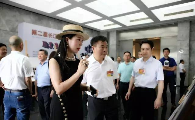 王鸿举参观“长美”点赞双年展，为重庆文化新名片叫好