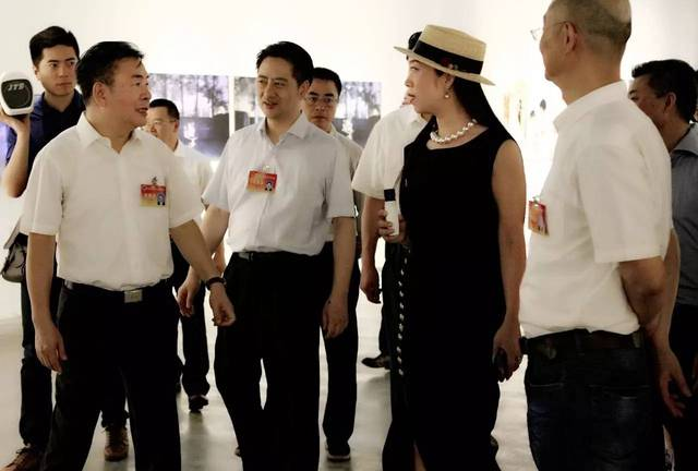 王鸿举参观“长美”点赞双年展，为重庆文化新名片叫好