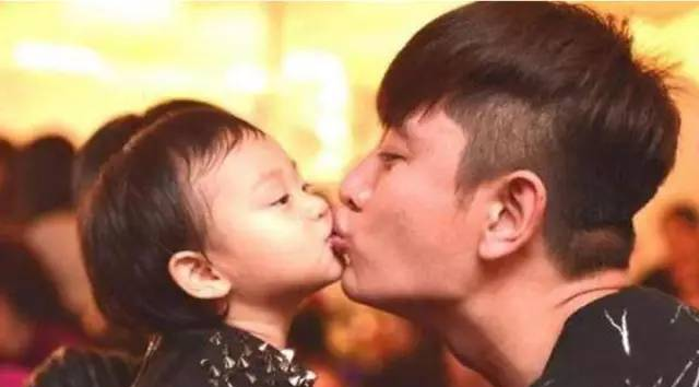 贝克汉姆亲自己的女儿，为何被骂了？