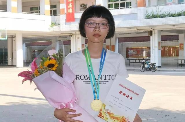 热烈祝贺泉州七中高二年刘雅琪同学保送北京大学