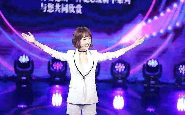 鲁豫新发型美出新高度！网友直呼：“刘海在你身上起到了整容的作用”