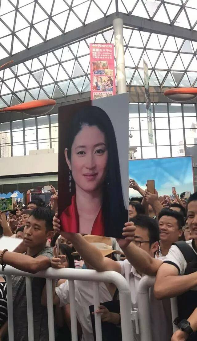 她不光和吴京高度撞脸，还有绝技高速旋转攻三点