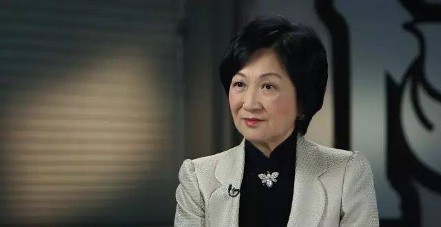 有人说她是香港政坛铁娘子，有人骂她是“《基本法》23条的恶魔”