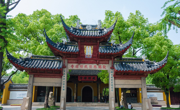 苏州：西园寺内游西园。