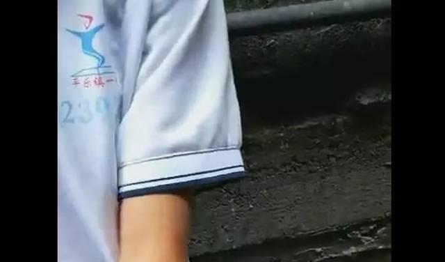 【实拍】桂林惊现校园暴力，一名女生被……太恶劣了！