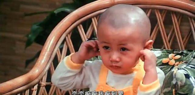 光头佬麦嘉的“儿子”光头仔，出生8个月就拍戏，如今摆摊卖水果