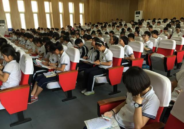 电子答题器成为H中课堂测验的助考神器