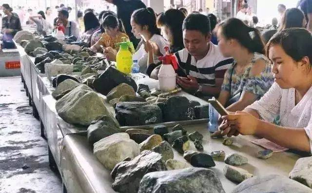 云南瑞丽——国内最大翡翠原石批发市场之一