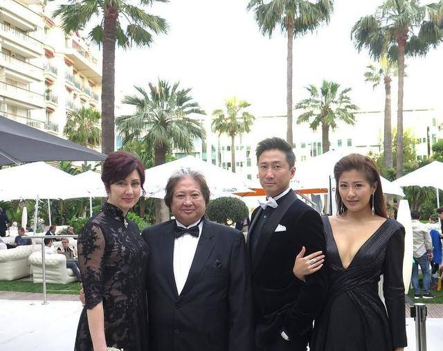 65岁洪金宝和二婚老婆近照曝光，一生未育，却悉心照顾四个孩子！