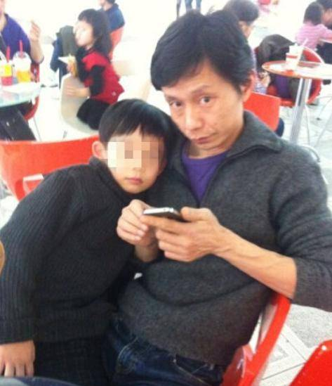 何炅哥哥近照，他儿子11岁了，43岁何炅却至今不要孩子