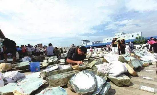 云南瑞丽——国内最大翡翠原石批发市场之一