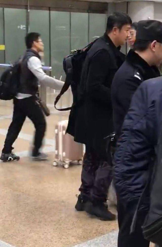 真悲哀！实力派演员张国强被记者一把推开，只因来了小鲜肉明星！