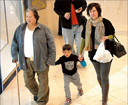 65岁洪金宝和二婚老婆近照曝光，一生未育，却悉心照顾四个孩子！