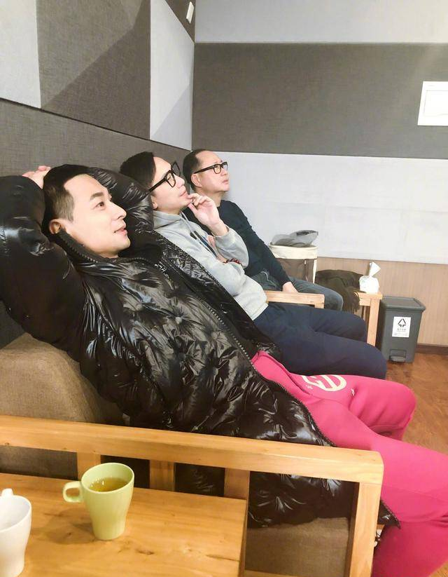 赵文卓微博晒照：侧脸回到20年前，这才是中年帅大叔第一吧？