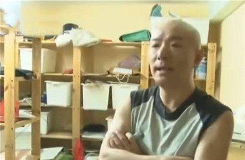 张卫健弟弟张卫彝在家中离世 家里脏乱不堪 天花板还有马蜂窝