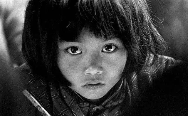 《渴望读书的大眼睛》背后的摄影师，他用一部相机改变了553万孩子的命运！