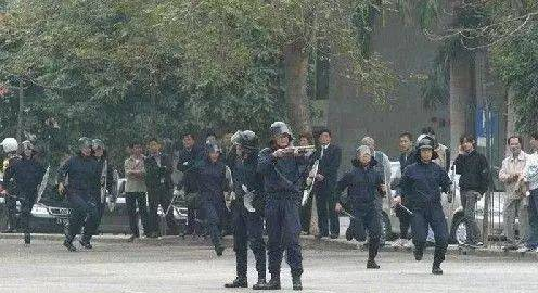 从人民警察到狼狈入狱，野夫终于在路上找寻到真正属于他的道路