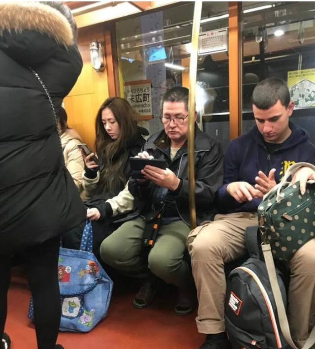 34岁郭碧婷素颜坐地铁，竟没被认出来！