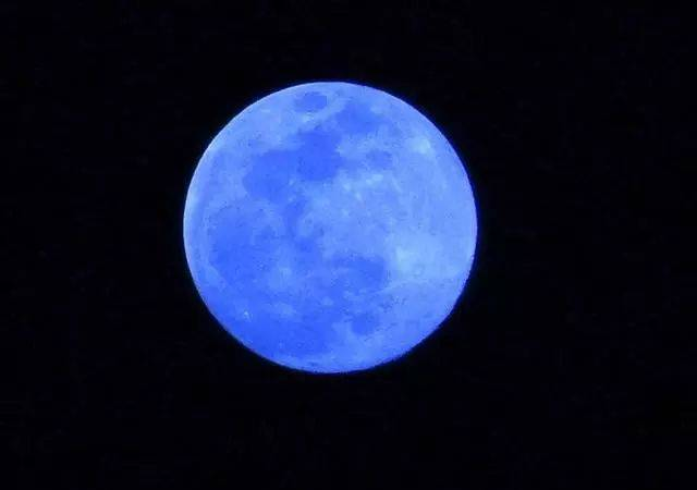今晚，“血月月亮+蓝色月亮+超级月亮”将同时登场