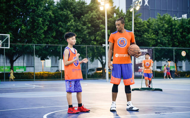 篮球基本功训练: 正确投篮姿势手型教学