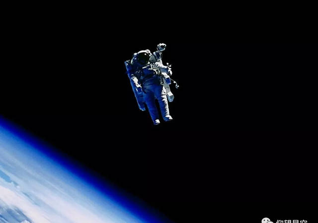 人类史上最惊险难忘的第一次太空行走