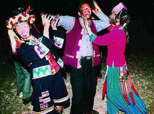 新疆锡伯族传统节目抹黑节，被黑得最惨但会有好运