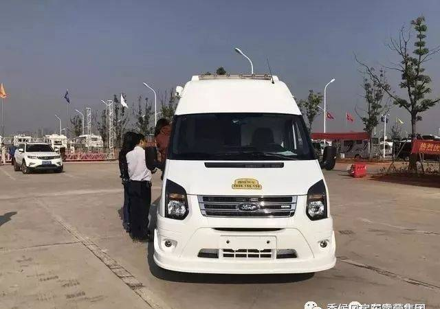 【新车到店】看不见一张床却可以睡4个人——江铃全顺B型房车