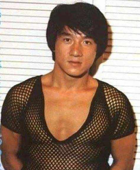 蔡徐坤带红的“渔网装”，原来成龙邓超杨幂都穿过！
