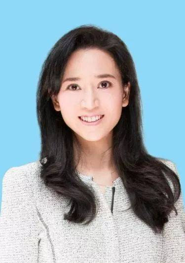 她是香港著名太子女，爷爷是潮商罗鹰石，品学兼优未来将继承百亿帝国