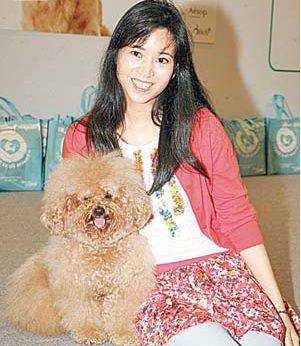 她是香港著名太子女，爷爷是潮商罗鹰石，品学兼优未来将继承百亿帝国