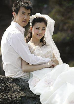 鄢颇转发梅婷微博并称赞了她，曾微博表示希望梅婷能站出来澄清