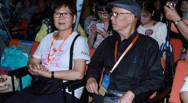 钟汉良一家6口近照：有四人长同一张脸，所幸女儿遗传了妻子的美