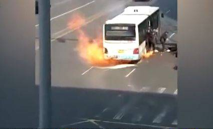公交车起火爆炸，瞬间烧成空壳，男子一个动作救了几十条人命！