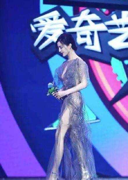 范冰冰镂空透视裙曝光, 尽显妩媚性感, 网友: 不愧是范爷真的敢穿