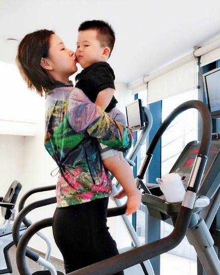 李小萌王雷儿子近照，越长越像王雷，网友：心疼李小萌的胳膊！