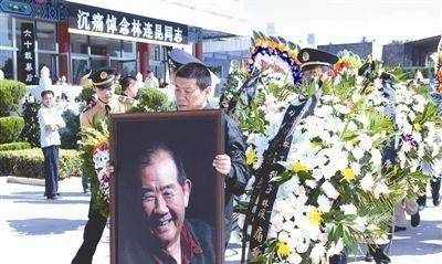 "狗儿爷"林连昆葬礼,学生何冰、杨立新下跪,蓝天野、濮存昕祭奠!