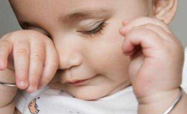 孩子频繁眨眼睛揉眼 当心患上过敏性结膜炎