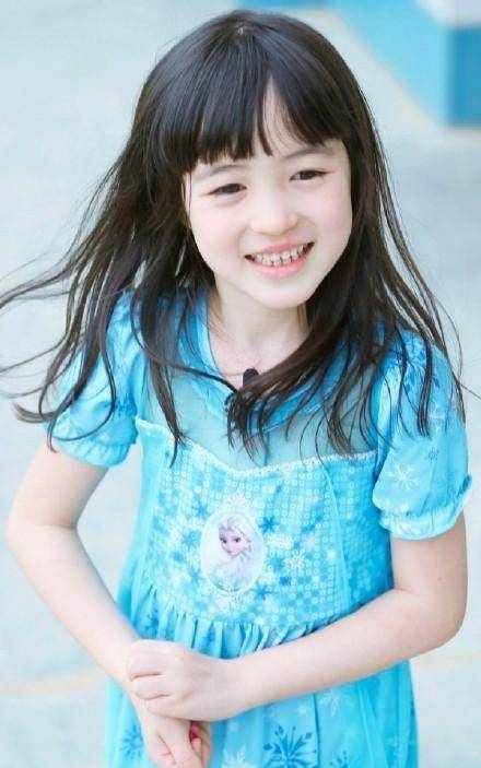 混血小公主夏天Poppy越长越美，亭亭玉立，基因太强大了
