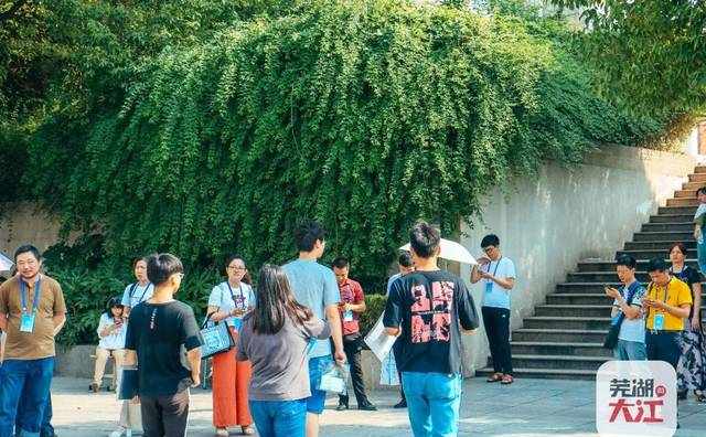 今天安师大附中门口的这一幕，让所有芜湖人都泪目…