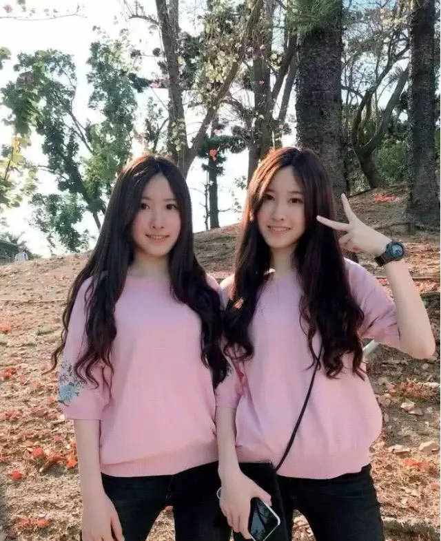 15年前的网红小可爱双胞胎，如今已亭亭玉立长成大美女了，你被撩到了吗