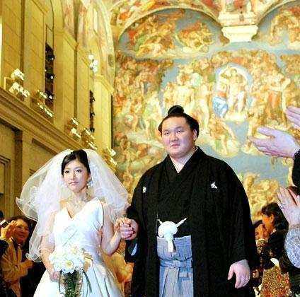 世界相扑运动员八大美妻，夫妻最大体重相差350公斤！